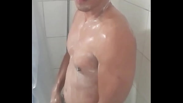 me pongo caliente mientras me ducho y mi gran verga quiere cojer 