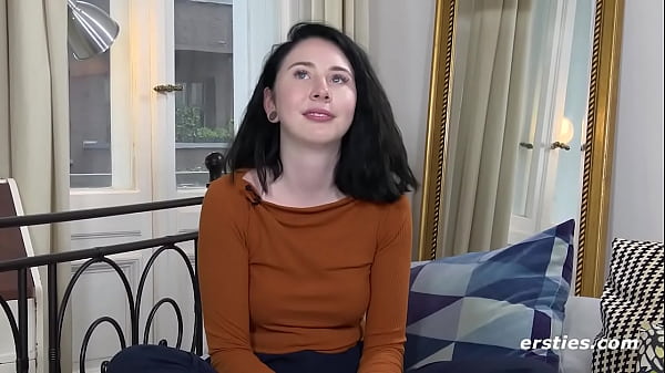 Ersties: Joana vergn&uuml;gt sich mit Spielzeug