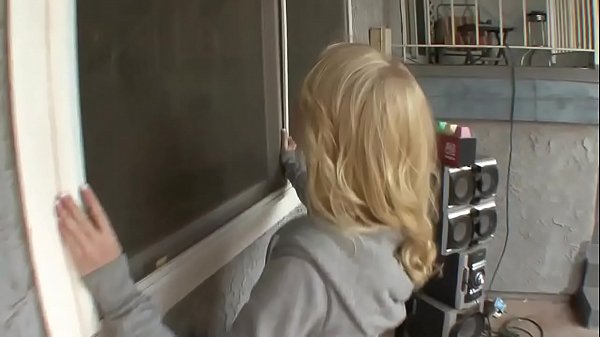 Elaina fa la troietta con il ragazzo della sorella e lui le apre le gambe  