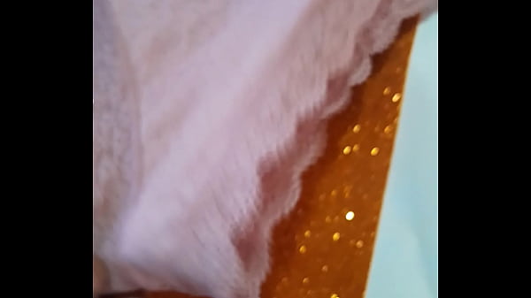 Calzones sucios de mis vecinas algunos aparentan estar limpios, pero al olerlas sabemos que no es asi