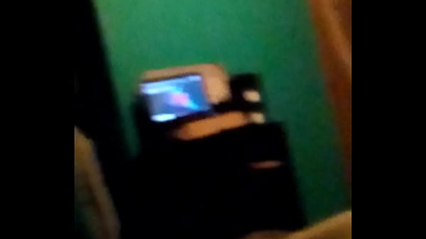 Se la mete completa a la boca