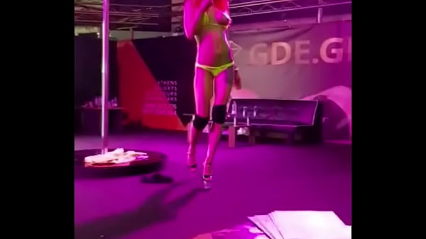 Summer loading, bikini strip show could not be missing!