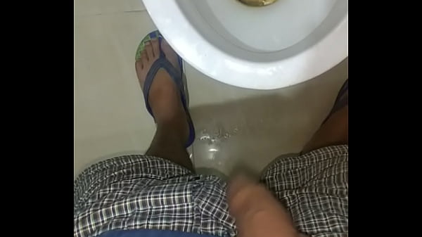 Indian guy pissing real hoemade  
