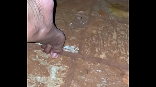 Estava na rua encontrei uma mulher brigando com namorado e ela tirou sua calcinha para mostrar sua buceta fiquei louco A