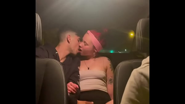 Parejita de novios jovenes follando en un uber por Madrid video voyeur