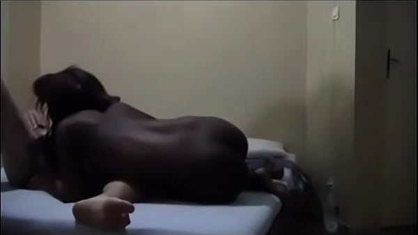 Une jeune s&eacute;n&eacute;galaise fait du plaisir &agrave; un &eacute;tranger.