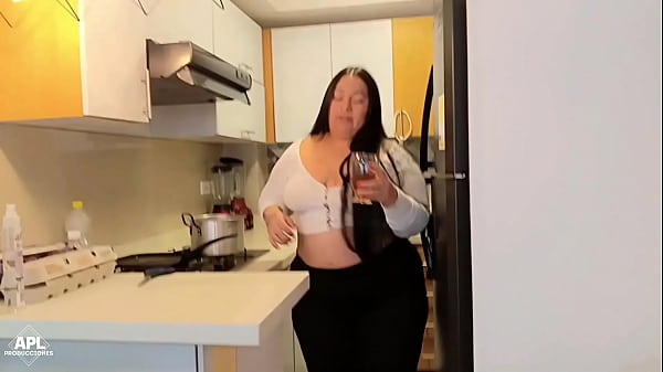 Camino a mi casa, me encontre con mi vecina, la puta gordita me invito a su casa a tomar caf&eacute;, y me termine comiendo su gran co&ntilde;o