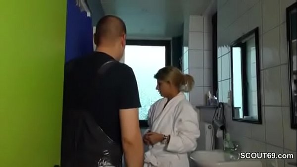 Teeny will ihren ersten Fick und da kommt der Klempner