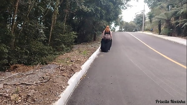 Minha madrasta novinha nas ruas, com roupa transparente sem calcinha se exibindo - no panties. 