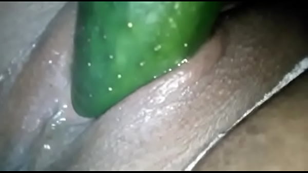 Mi madrastra se masturba con un pepino para mi