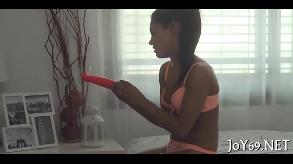 Solo babe fingers her fine hole