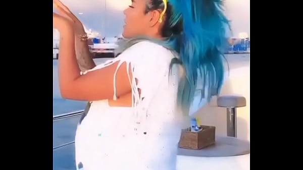 Karol G En Yate, mostrando su rico culito