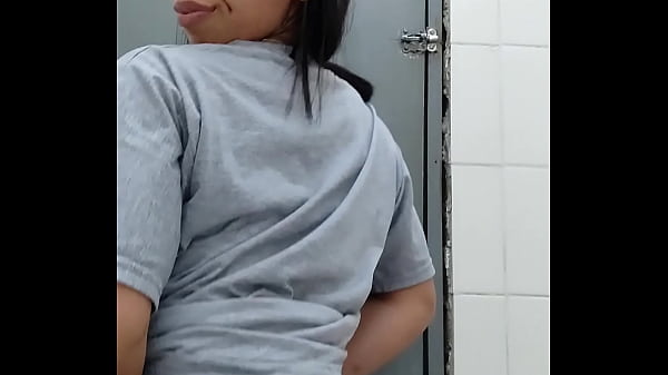 exibindo meus buraquinhos que delicia