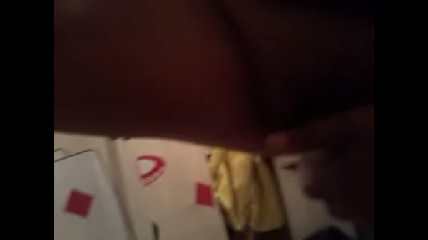 metiendose el desodorante como consolador