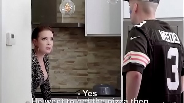 La Mam&aacute; chichona de mi amigo me folla  