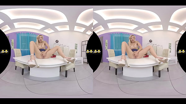 American babe piss in high heels - VR