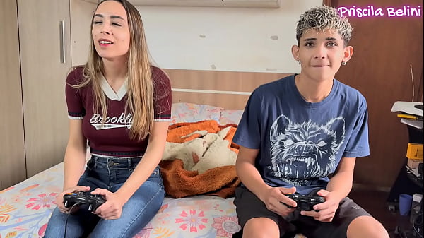 Gozei gostoso sentando no pau do meu meio irm&atilde;o quando minha madrasta saiu (completo no RED)