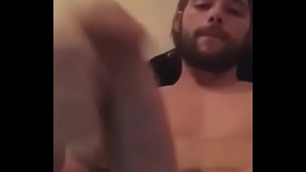 barbudo punhetando pro amigo