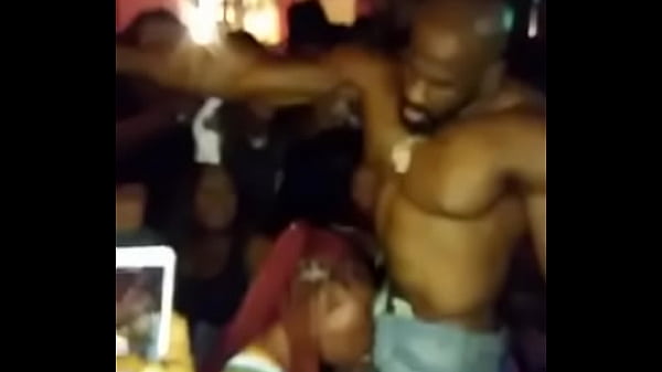 Il se fait sucer en public 