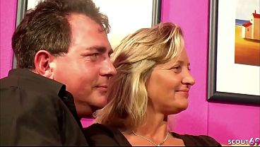 Ehefrau und Mann lassen sich von Sexberaterin beim ficken zugucken  