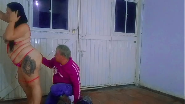 El repartidor me folla. Recibo al repartidor en lencer&iacute;a y termino follada el me mete su polla sin cond&oacute;n en mi h&uacute;medo co&ntilde;o. &iquest;Tu me hubieras follado tambien? Soy una gordita de tetas grandes muy cachonda. &iexcl;Ven foll 