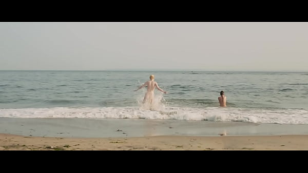 Las bell&iacute;simas Dakota y Elizabeth - Escena muy caliente donde se despojan de su ropa  