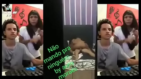 DJGabrieldoborel e McLucy transando no sof&aacute;