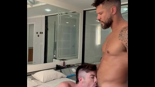 Pedi um delivery e para minha surpresa o entregador era o gostoso ex BBB24 Juninho.  