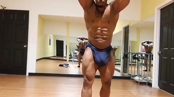 Dectric Lewis - Showing out a lil bit