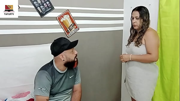 voy a salir de fiestapero antes le doy una rica mamada a la polla de mi padrastro y me la mete por el culo