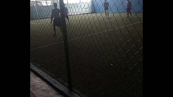 Jaozin metendo a bola dentro