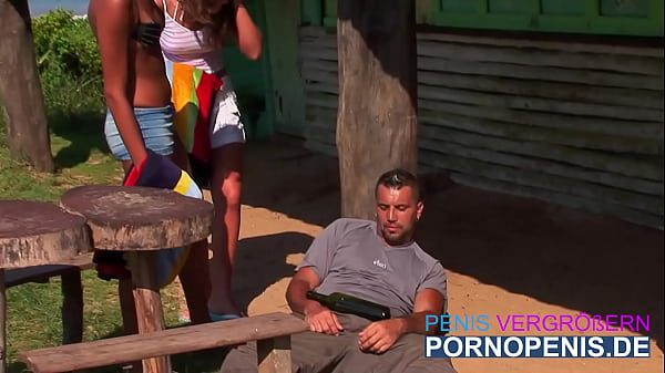 Hottie Wanderer gefickt zwei Schw&auml;nze und eine Flasche in den Arsch