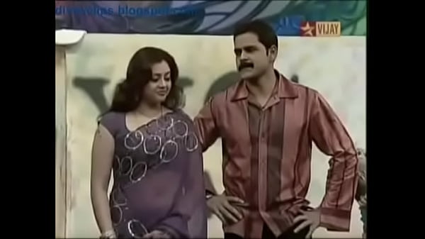 meena exhibiting her deep navel in stage