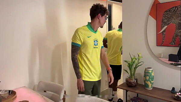 Sonho do gringo era dar pra dois pauzudos. Chamei meu amigo e fizemos uma DP nele.