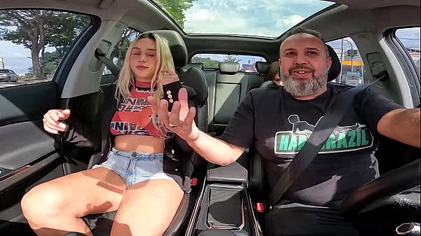 Mila Falk na sua primeira vez tira tudo nas ruas da cidade