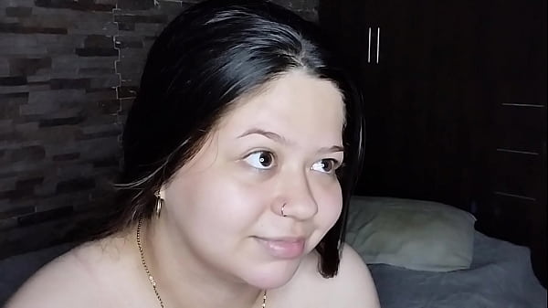 Probando el nuevo aro de luz que mi hermanastra compr&oacute;, Termina saltando en mi polla con su co&ntilde;o mojado