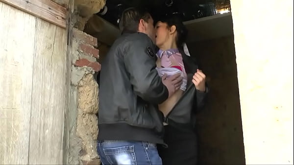 Une &eacute;tudiante sexy se fait sodomiser par son nouveau petit copain!