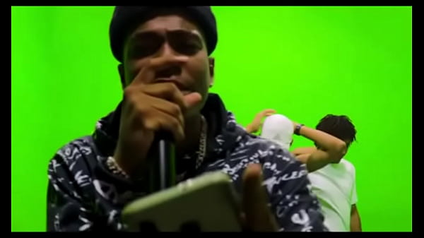 Mina mamando na cantina da escola 