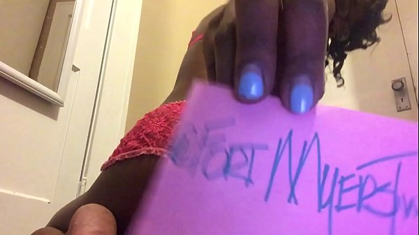 Slim Thick Babe Shows She Can Clap Her Booty Too!