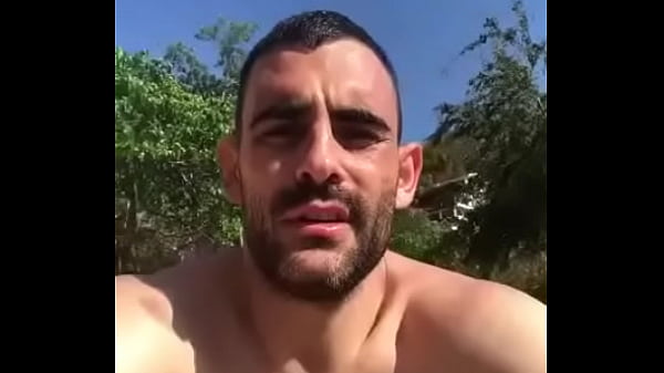 Boy magia  na piscina exibindo sua piroca linda  