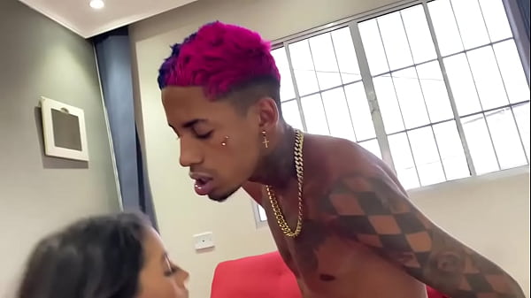 Magrinho tatuado com a gostosa