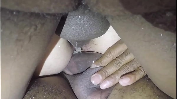 Namorada putinha vai para o motel com tr&ecirc;s amigos enquanto o corno assiste ela sendo arrombada por negros pauzudos