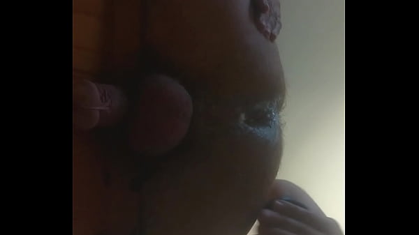 Metendo gostoso o consolo todo no cu. 