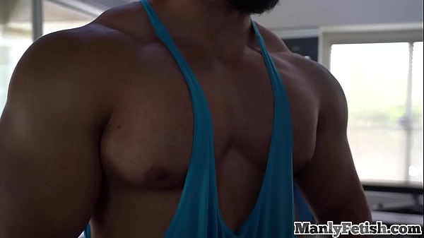 Deepthroating twink anally drilled by massive hunk  