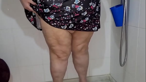 Madura gorda se mete un huevo en el co&ntilde;o para seguir disfrutando