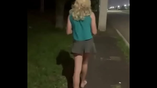 Uma provocadinha b&aacute;sica no passeio a noite pelas rua de Curitiba com femeazinhacd