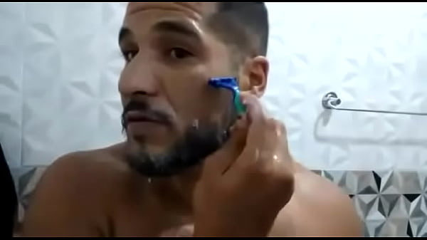 Realizando fetiche  no banheiro - fazendo a barba