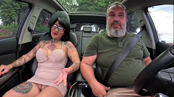 Aos 42 anos essa m&atilde;ezona entra na carona j&aacute; dando o rabo para o motorista - Shirley Azevedo