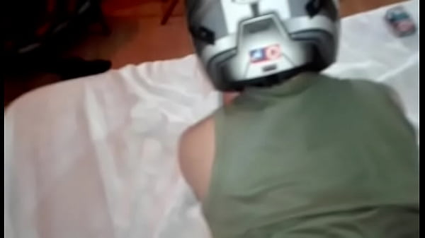 Amigo se culea a otro con casco puesto