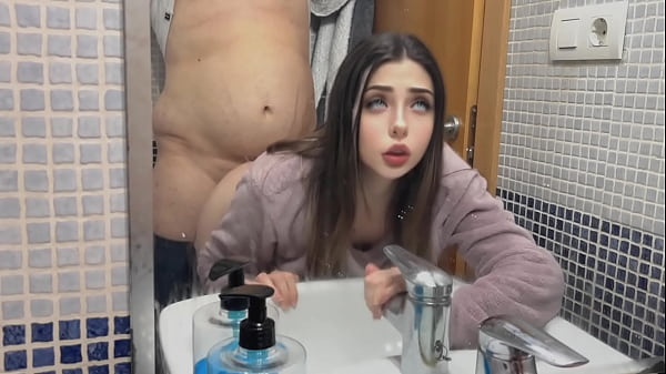 tenia unos minutos para follar con padrastro gordo , el se corre muy ido